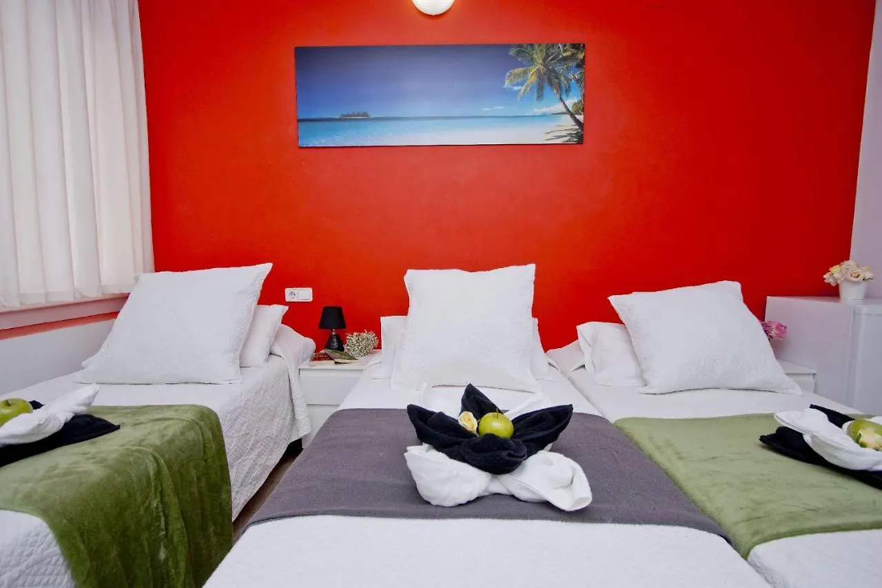 Barcelona City North Hostal 2*,